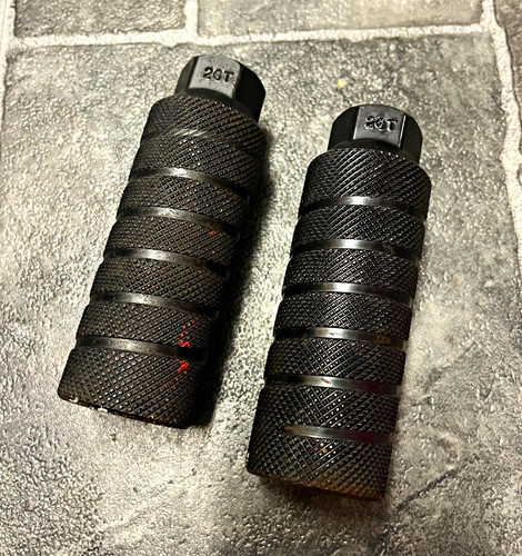 Black old school screw - black, on